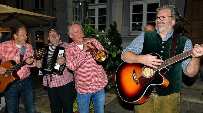 Musik gehört zum Weindorf wie das Prösterchen vor dem Genuss.Fotos: Niethammer Musik gehört zum Weindorf wie das Prösterchen vor dem Genuss.Fotos: Niethammer