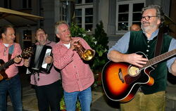 Musik gehört zum Weindorf wie das Prösterchen vor dem Genuss.Fotos: Niethammer