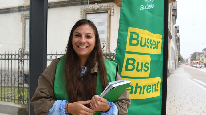 Eine der freundlichen Damen, die in der Gartenstraße ratsuchenden Fahrgästen helfen. Eine der freundlichen Damen, die in der Gartenstraße ratsuchenden Fahrgästen helfen.