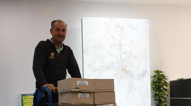 Nachschub an Fahrplanbüchern für die Mobilitätszentrale. Nachschub an Fahrplanbüchern für die Mobilitätszentrale.