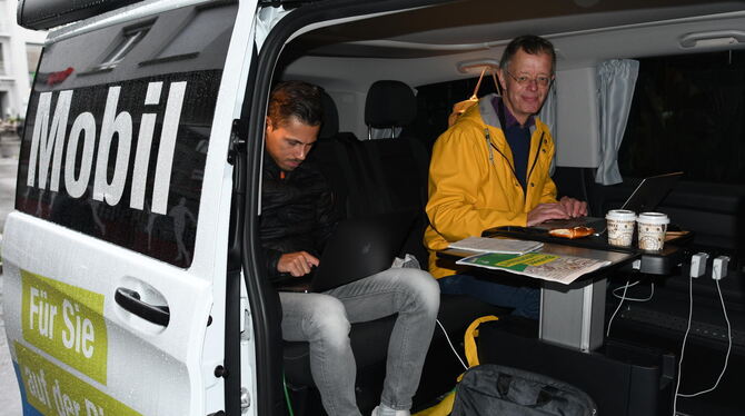 Im GEA-Mobil bei der Arbeit: Die Redakteure Kaya Egenberger (links) und Stephan Zenke. Im GEA-Mobil bei der Arbeit: Die Redakteure Kaya Egenberger (links) und Stephan Zenke.