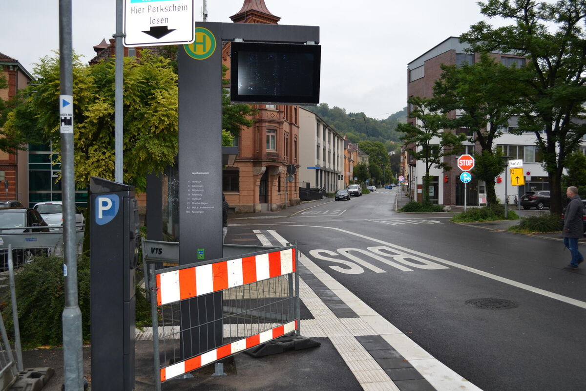 Dunkle Anzeigetafel am Leonhardsplatz. Dunkle Anzeigetafel am Leonhardsplatz.