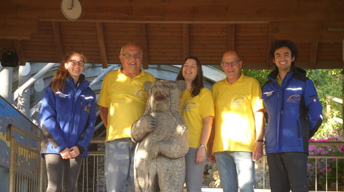 Führen durch die Bärenhöhle (von links): Marina Dreher, Ernst Cyprianus, Corinna Dreher, Alfred Benz und Bryan Wingsch. Foto: Ge