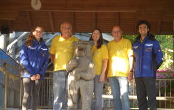 Führen durch die Bärenhöhle (von links): Marina Dreher, Ernst Cyprianus, Corinna Dreher, Alfred Benz und Bryan Wingsch. Foto: Ge