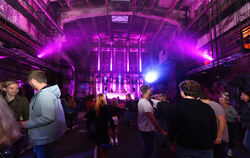 Die alte Schmiedehalle wurde bei der Party in futuristisches Licht getaucht.Foto: Pieth