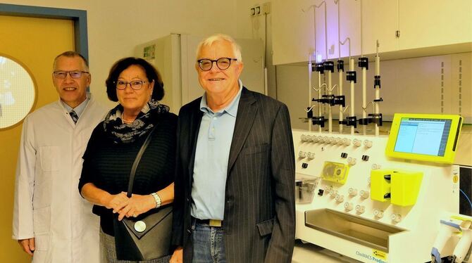Auf dem Bild sind zu sehen (v.l.): Prof. Dr. Rupert Handgretinger (Ärztlicher Direktor Hämatologie/Onkologie Kinderklinik), Hann Auf dem Bild sind zu sehen (v.l.): Prof. Dr. Rupert Handgretinger (Ärztlicher Direktor Hämatologie/Onkologie Kinderklinik), Hann