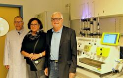 Auf dem Bild sind zu sehen (v.l.): Prof. Dr. Rupert Handgretinger (Ärztlicher Direktor Hämatologie/Onkologie Kinderklinik), Hann