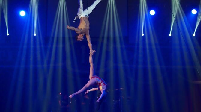 Das Duo Romance präsentiert kraftvolle Artistik an den Strapaten. foto: Zirkus Knie