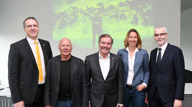 Das strahlende Quintett, das die Tigers Tübingen als AG in eine spannende Zukunft führt (von links): Geschäftsführender Vorstand Das strahlende Quintett, das die Tigers Tübingen als AG in eine spannende Zukunft führt (von links): Geschäftsführender Vorstand