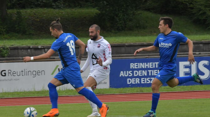 Mario Nikolovski (links) von der TuS Metzingen läuft Dennis Pascolo von Croatia Reutlingen davon. Foto: Meyer