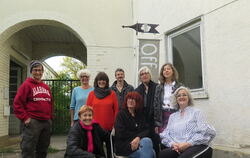 Vor dem Wegweiser von Holger Riefler sind (von links) Ulrike Franz, Eva Schulz, Ute Kroll, Lisa Voss, Holger Riefler, Ingrid Swo