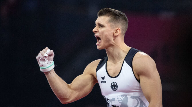 Lukas Dauser und die Faust, das kämpferische Symbol der deutschen Turner. Nun kann er im Barren-Finale noch Gold erringen. foto: