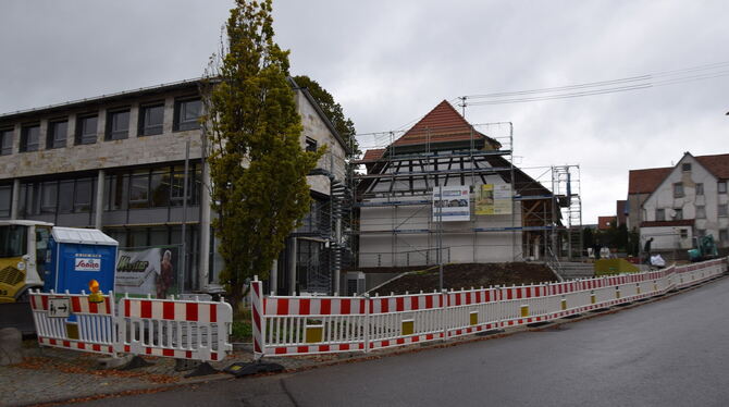 Ein paar der liebgewonnenen Schotterparkplätze in der Schießgasse hat die Umgestaltung gekostet. Dafür wird die Ortsmitte ein at Ein paar der liebgewonnenen Schotterparkplätze in der Schießgasse hat die Umgestaltung gekostet. Dafür wird die Ortsmitte ein at