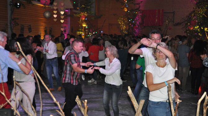 Beste Partystimmung und gut gelaunte Tanzpaare bei der »Galanacht des deutschen Schlagers« in Holzelfingen. foto: bimek Beste Partystimmung und gut gelaunte Tanzpaare bei der »Galanacht des deutschen Schlagers« in Holzelfingen. foto: bimek