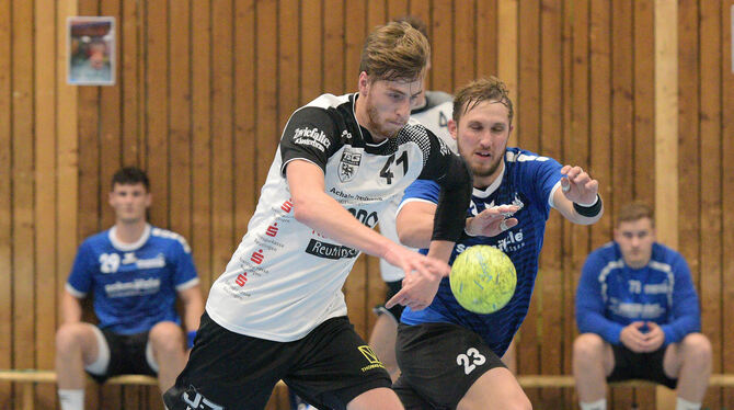 Davongeeilt: Thomas Breunig und die TSG Reutlingen setzen sich beim VfL Pfullingen II (rechts: Maximilian Schulze) durch. foto: