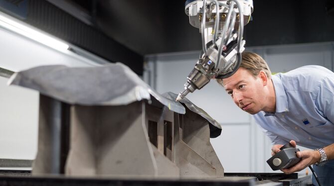 Ein Trumpf-Mitarbeiter kontrolliert die Arbeit eines Lasers am Werkstück. Foto: Trumpf Ein Trumpf-Mitarbeiter kontrolliert die Arbeit eines Lasers am Werkstück. Foto: Trumpf