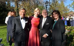 Wolfgang und Elisabeth Grupp mit GEA-Verleger Valdo Lehari jr. und seiner Frau Gabriele Schäfer-Lehari (von links). 