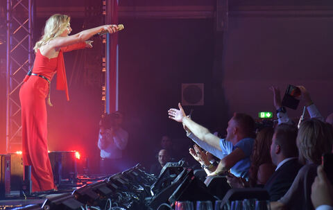 Begeisterung in den Rängen: Profi Helene Fischer kann Schleyerhalle und Betriebsfest. Fotos: Meyer