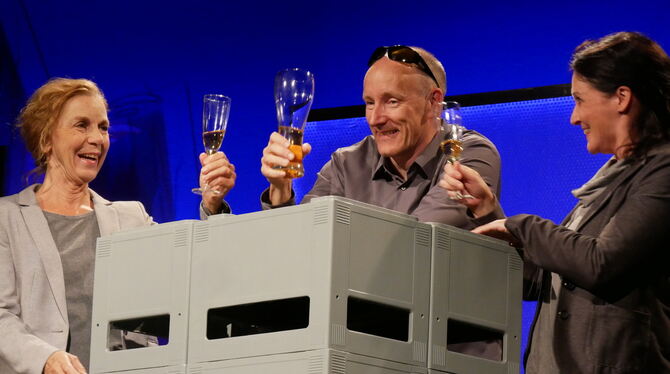 Anna Maria Tschopp (links), Sören Ehlers und Agnes Krähenbühl vom Züricher Theater »Knotenpunkt« zeigten im franz.K., wohin Alko Anna Maria Tschopp (links), Sören Ehlers und Agnes Krähenbühl vom Züricher Theater »Knotenpunkt« zeigten im franz.K., wohin Alko
