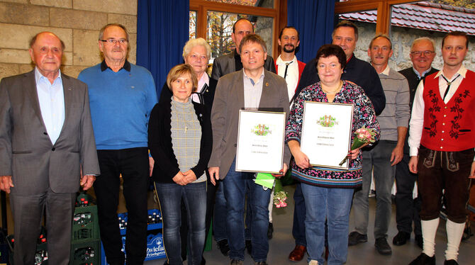 Die Geehrten der Lichtensteiner Blasmusik mit Vorsitzendem Christoph Bubeck (von rechts) und Helmut Vöhringer, Vorsitzender des