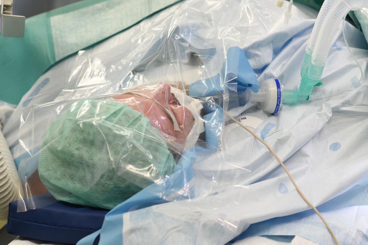 Dem Patienten geht es unter einer schützenden Folie formidabel, denn er wird beatmet und lückenlos überwacht. Dem Patienten geht es unter einer schützenden Folie formidabel, denn er wird beatmet und lückenlos überwacht.
