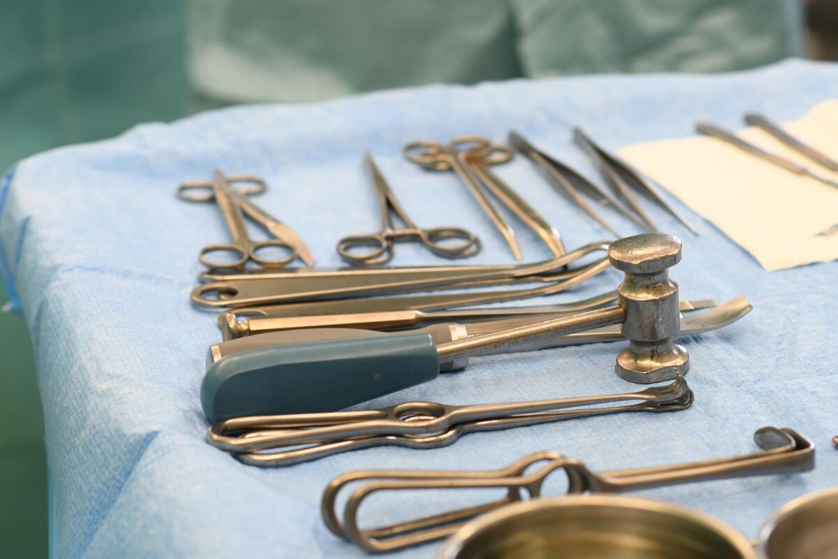 Medizinische Geräte in Griffweite. Alles genau abgezählt - nach der Operation wird nachgezählt. Medizinische Geräte in Griffweite. Alles genau abgezählt - nach der Operation wird nachgezählt.