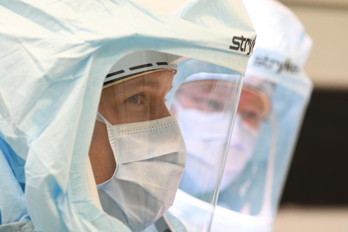 Die Operateure sehen in ihren sterilen Masken wie Astronauten aus. Die Operateure sehen in ihren sterilen Masken wie Astronauten aus.