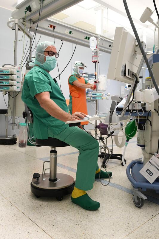 Der Anästhesist hat auf seinen Monitoren genau im Blick, wie es dem Patienten geht. Der Anästhesist hat auf seinen Monitoren genau im Blick, wie es dem Patienten geht.