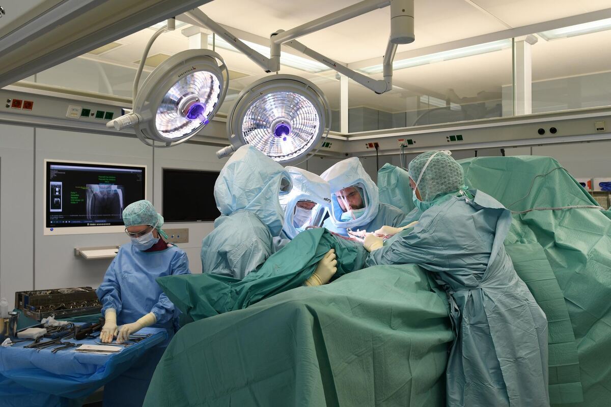 Alle im Team sind dem Patienten zugewandt. Alle im Team sind dem Patienten zugewandt.