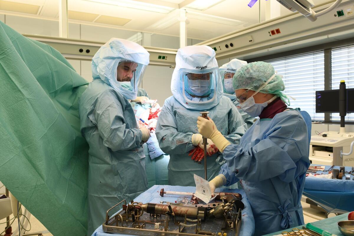 Zusammenarbeit ist das A und O bei jeder Operation. Zusammenarbeit ist das A und O bei jeder Operation.