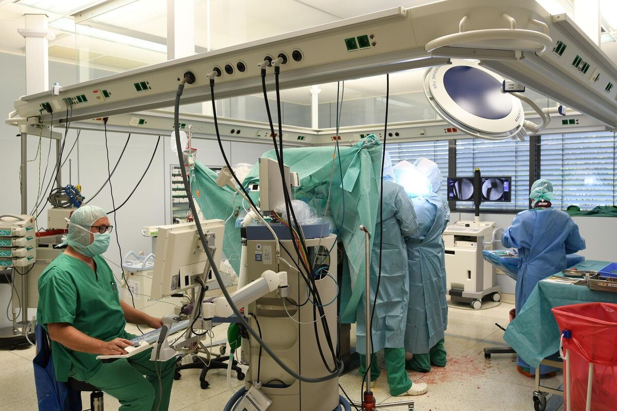 Die sterile Zone im OP befindet sich rings um den OP-Tisch, und wird peinlichst beachtet. Die sterile Zone im OP befindet sich rings um den OP-Tisch, und wird peinlichst beachtet.
