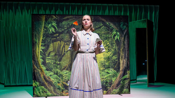 Ein Pilz und eine Gebrauchsanleitung zum Wachsen und Schrumpfen: Alice (Kristin Scheinhütte) überlegt, was zu tun ist. Foto: Met Ein Pilz und eine Gebrauchsanleitung zum Wachsen und Schrumpfen: Alice (Kristin Scheinhütte) überlegt, was zu tun ist. Foto: Met