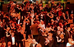 Rund 360 Gäste tanzten sich bei der Gala in der Stadthalle die Sohlen heiß und genossen das tolle Programm. FOTOS: NIETHAMMER