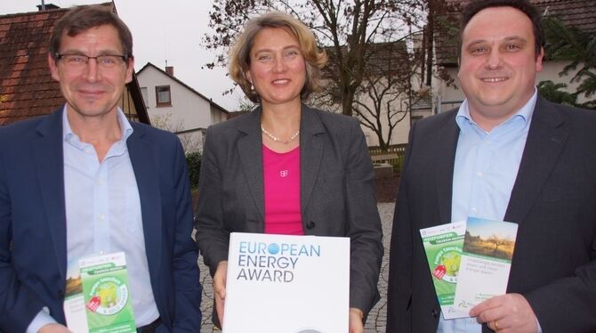 Die neuen Gesichter der Klimaschutzagentur: Geschäftsführer Tobias Kemmler (rechts), Beiratsvorsitzende Silke Höflinger und dere Die neuen Gesichter der Klimaschutzagentur: Geschäftsführer Tobias Kemmler (rechts), Beiratsvorsitzende Silke Höflinger und dere