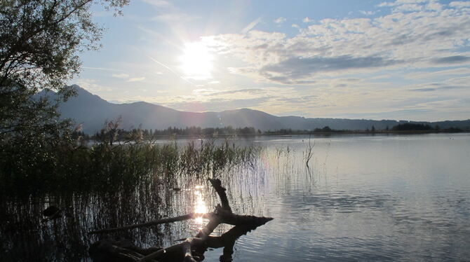 Der Kochelsee im Tölzer Land in Oberbayern. FOTOS: CANTRÉ Der Kochelsee im Tölzer Land in Oberbayern. FOTOS: CANTRÉ