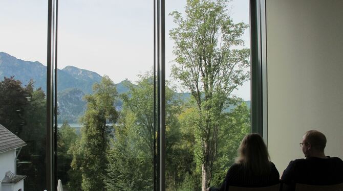 Feine Sache: Landschaft betrachten im Museum. Feine Sache: Landschaft betrachten im Museum.