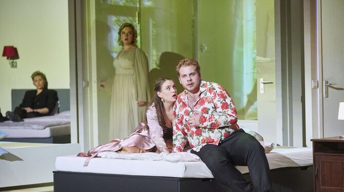 Vorn im Bett: Susanna (Esther Dierkes) und Figaro (Michael Nagl). Gräfin Almaviva (Sarah-Jane Brandon) hält sich in dieser Szene Vorn im Bett: Susanna (Esther Dierkes) und Figaro (Michael Nagl). Gräfin Almaviva (Sarah-Jane Brandon) hält sich in dieser Szene