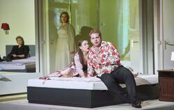 Vorn im Bett: Susanna (Esther Dierkes) und Figaro (Michael Nagl). Gräfin Almaviva (Sarah-Jane Brandon) hält sich in dieser Szene