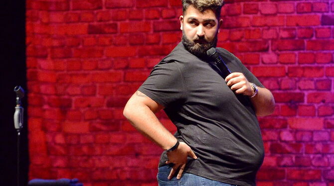 Faisal Kawusi machte sich bei einem Auftritt in der Reutlinger Stadthalle mit dieser Geste über Influencer lustig, die ständig f