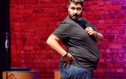 Faisal Kawusi machte sich bei einem Auftritt in der Reutlinger Stadthalle mit dieser Geste über Influencer lustig, die ständig f