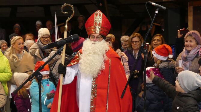 Der Bischof von einst: Nikolaus eröffnet in der Marktkelter den Metzinger Weihnachtsmarkt. Der Bischof von einst: Nikolaus eröffnet in der Marktkelter den Metzinger Weihnachtsmarkt.