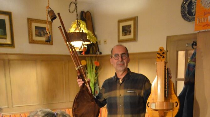 Bernhard Bitterwolf mit nachgebauten Instrumenten im »Grünen Baum«. FOTO: BARAL Bernhard Bitterwolf mit nachgebauten Instrumenten im »Grünen Baum«. FOTO: BARAL