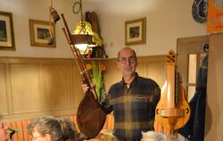 Bernhard Bitterwolf mit nachgebauten Instrumenten im »Grünen Baum«.  FOTO: BARAL