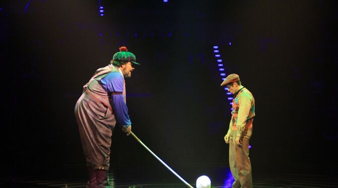 Hoppla, da ist ja ein Ball! Wenn das mal keine Gelegenheit zum Golfspielen ist! Zwei Clowns in einer Nummer des Cirque du Soleil Hoppla, da ist ja ein Ball! Wenn das mal keine Gelegenheit zum Golfspielen ist! Zwei Clowns in einer Nummer des Cirque du Soleil