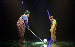 Hoppla, da ist ja ein Ball! Wenn das mal keine Gelegenheit zum Golfspielen ist! Zwei Clowns in einer Nummer des Cirque du Soleil