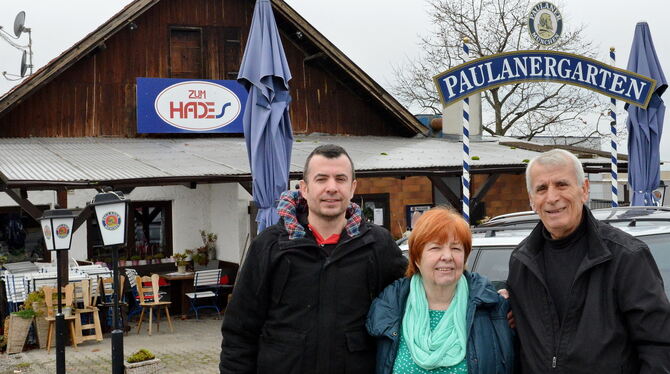 Spyros Dovridis (links) und seine Eltern Maria und Georgios, die die Gaststätte aufgebaut haben. FOTO: NIETHAMMER Spyros Dovridis (links) und seine Eltern Maria und Georgios, die die Gaststätte aufgebaut haben. FOTO: NIETHAMMER