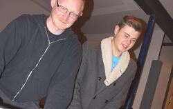 Sind nicht nur am Tischkicker ein gutes Team: Sozialpädagoge Hubert Weinmann (links) und Philipp Halter, Vorstand des Jugendclub