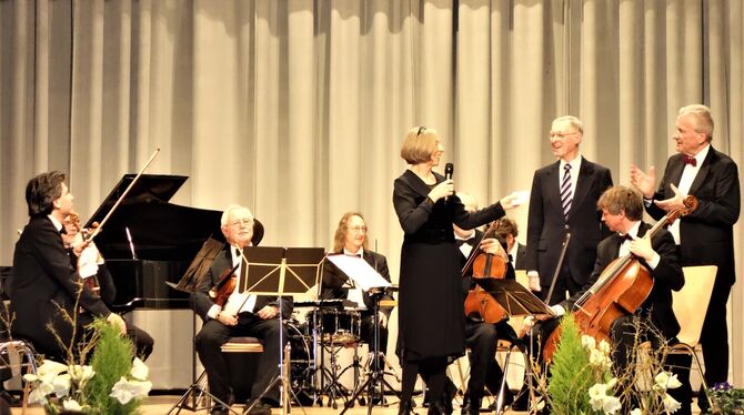 Gemeinderätin Annegret Romer und der frühere Hauptamtsleiter Hans-Otto Christe (Zweiter von rechts) würdigten die Verdienste von Gemeinderätin Annegret Romer und der frühere Hauptamtsleiter Hans-Otto Christe (Zweiter von rechts) würdigten die Verdienste von
