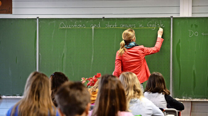Auch wenn in Stuttgart deutlich mehr Kinder leben: Einen Schulplatz bekommt jedes Kind, versichert die Stadt.  FOTO: DPA
