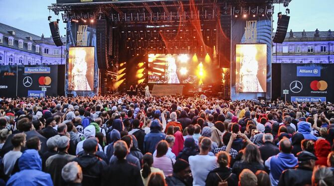 Viele Menschen gehen nach Stuttgart zu Konzerten, wie hier bei Sängerin Christina Aguilera auf dem Schlossplatz, und viele nutze